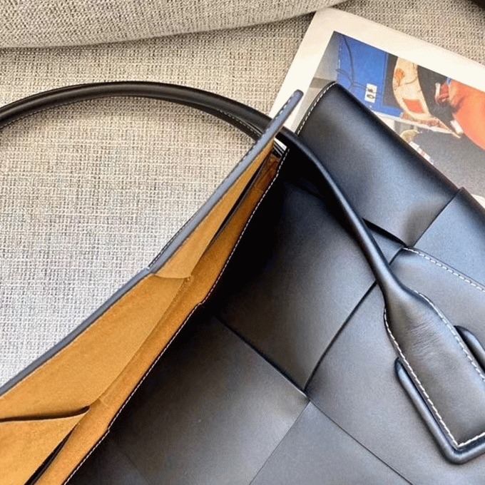 Top Quality Replica B0tt*ga Ven*ta Arco Medium Bag In Black Intrecciato Calfskin