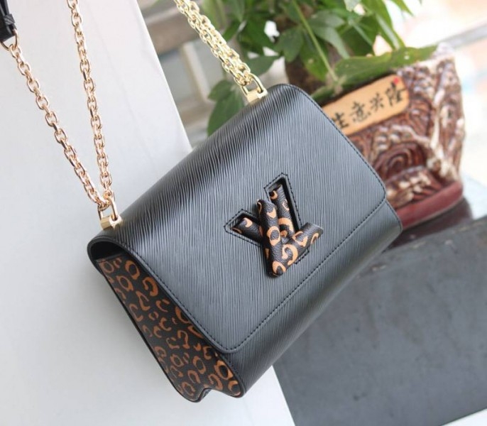 L0vis Vvtt0n Epi Leather Jungle Edition Twist MM Bag In Black