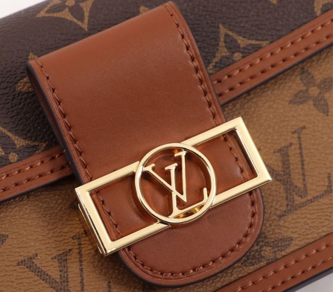 L0vis Vvtt0n Monogram Reverse Canvas Dauphine Chain Wallet