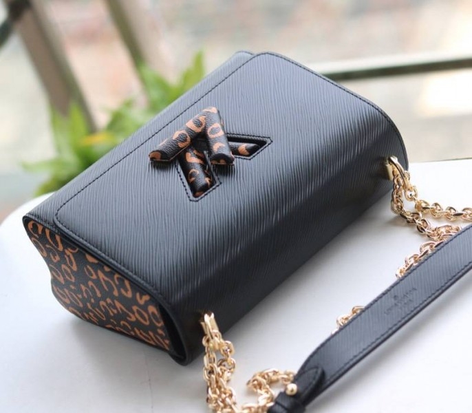 L0vis Vvtt0n Epi Leather Jungle Edition Twist MM Bag In Black