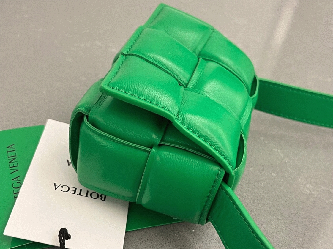 Top Quality Knockoff B0tt*ga Ven*ta Candy Padded Cassette Bag In Parakeet