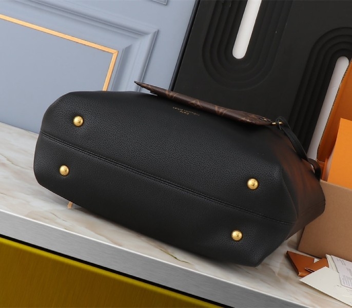 L0vis Vvtt0n Low Key Cabas MM Bag In Black