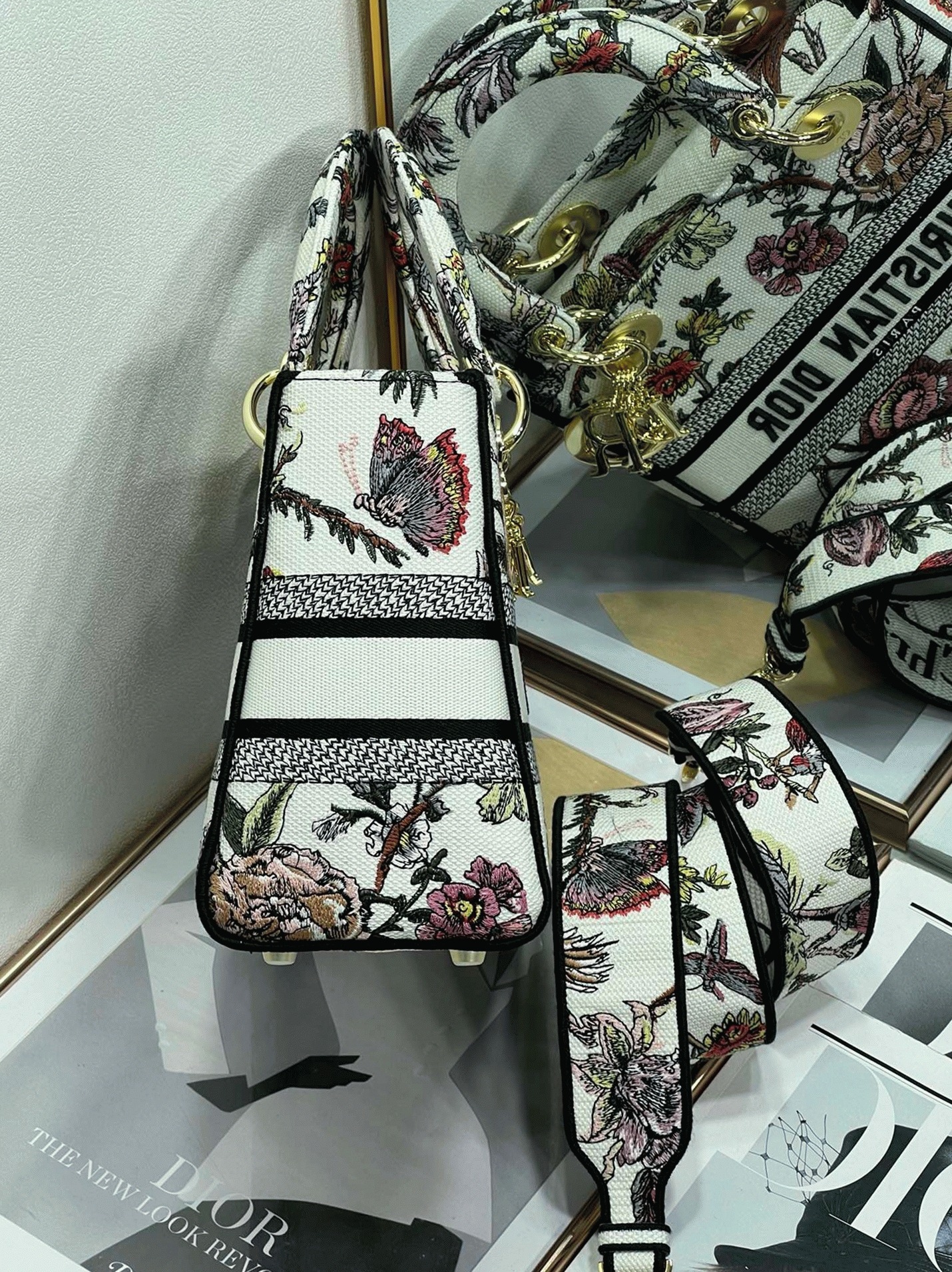 D10r Lady D-Lite Medium Bag Fake in White Jardin Botanique Embroidery