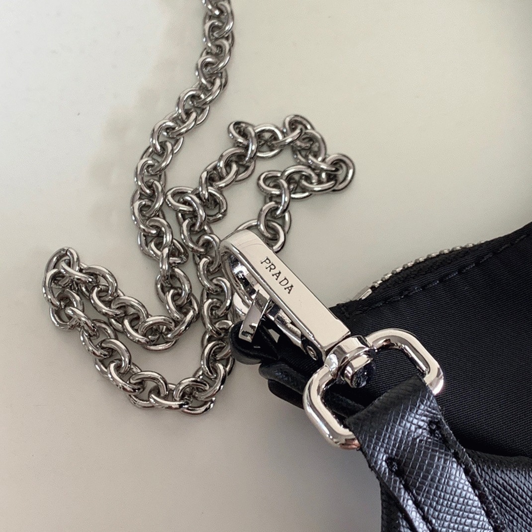 Pra*a Re-Edition Shoulder Bag Fake in Black