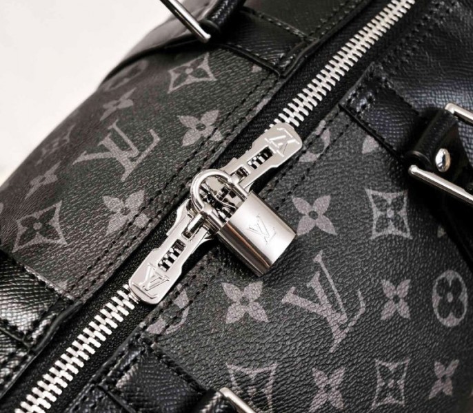 L0vis Vvtt0n Taiga Leather Keepall Bandouliere 50 Travel Bag In Black