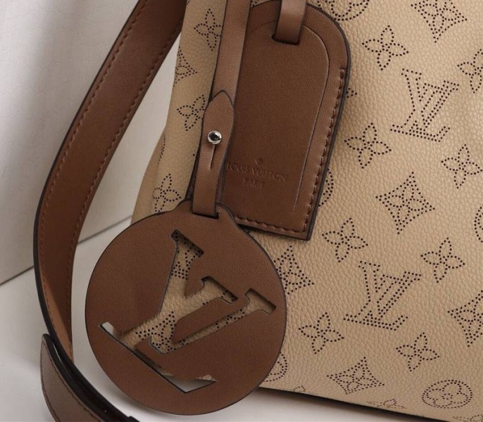 LV Mahina Beaubourg MM Hobo In Beige