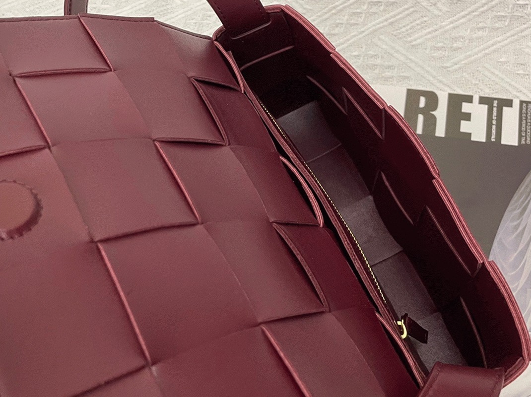 Top Quality Faux B0tt*ga Ven*ta Cassette Bag In Bordeaux