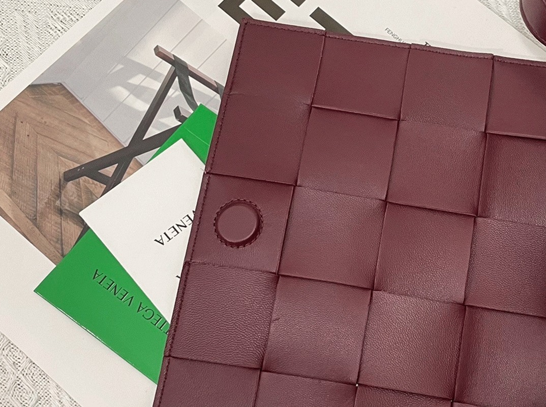 Top Quality Faux B0tt*ga Ven*ta Cassette Bag In Bordeaux