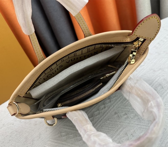 L0vis Vvtt0n Monogram Canvas Neverfull BB Tote In Beige
