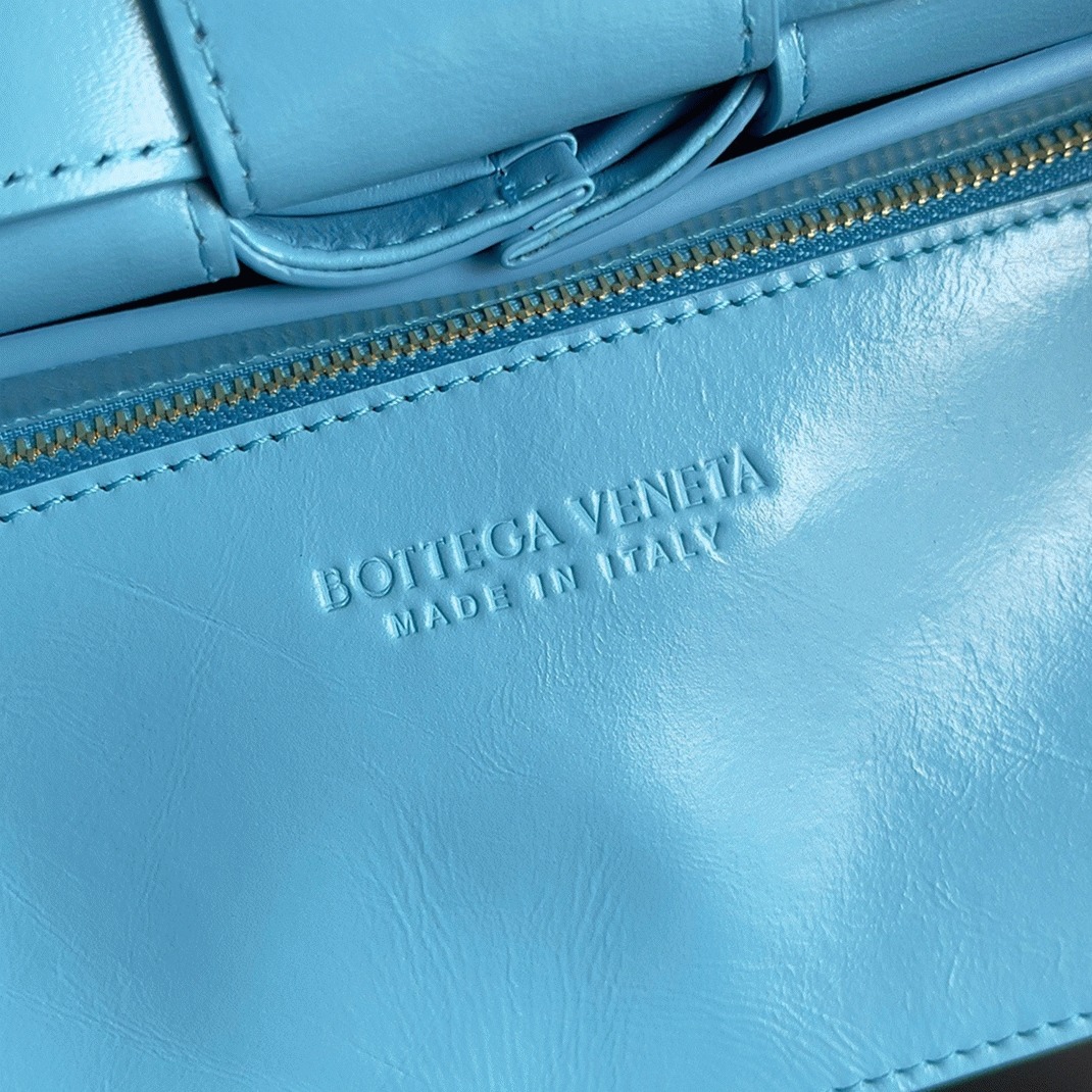Top Quality B0tt*ga Ven*ta Cassette Bag In Pool Foulard Intreccio Calfskin