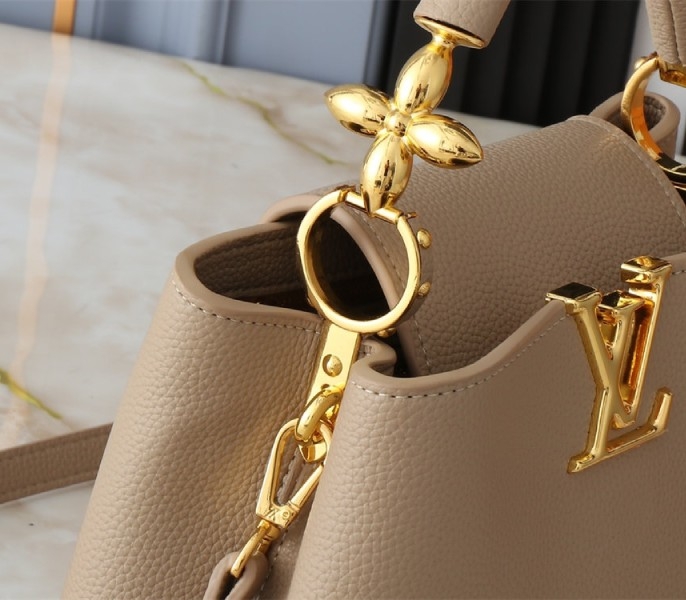 L0vis Vvtt0n Capucines BB Handbag In Galet Gray