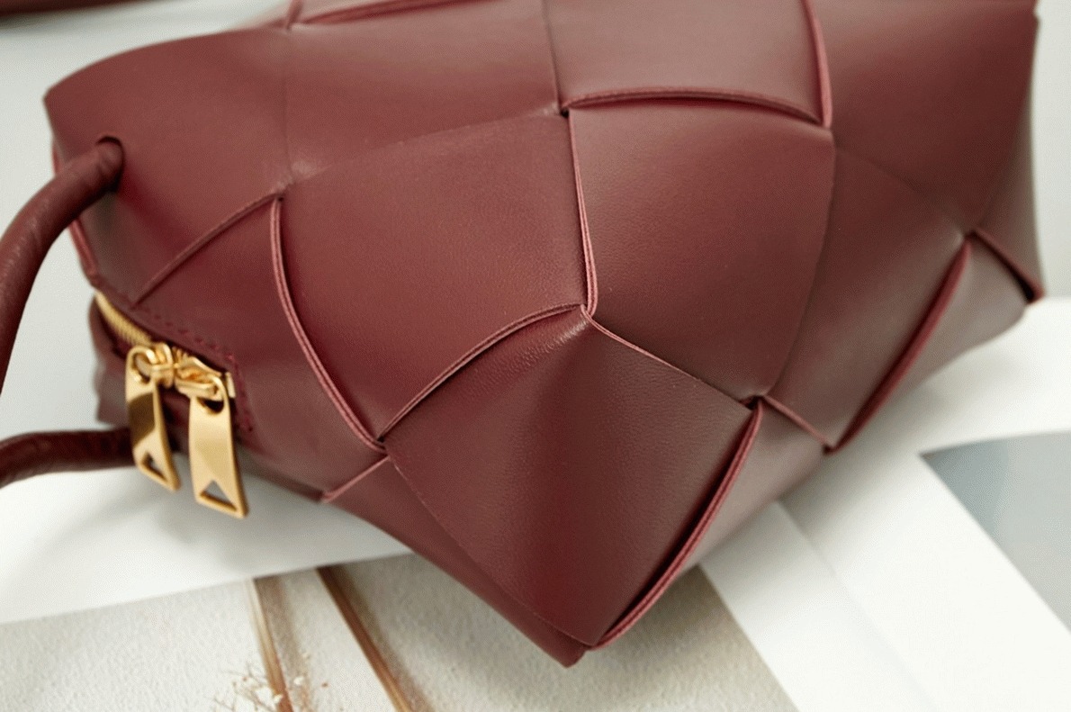 Fake B0tt*ga Ven*ta Mini Cassette Camera Bag Bordeaux