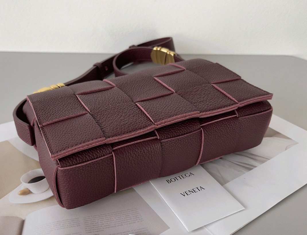 Top Quality Fake B0tt*ga Ven*ta Cassette Bag In Burgundy