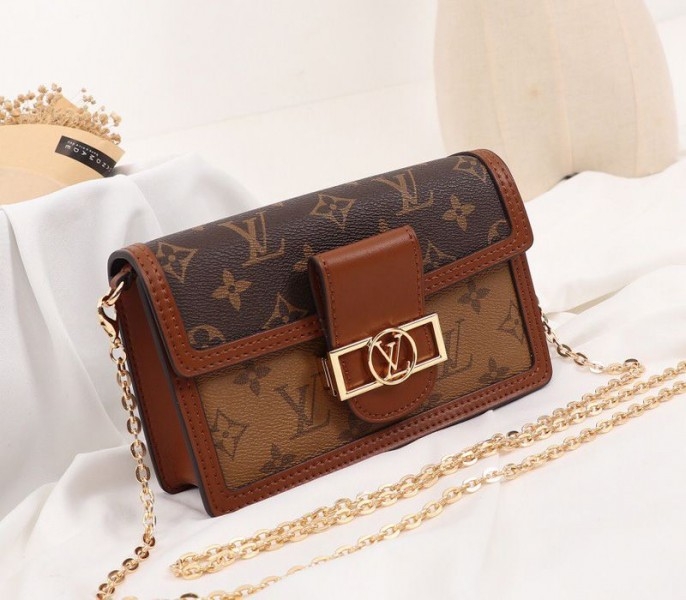 L0vis Vvtt0n Monogram Reverse Canvas Dauphine Chain Wallet