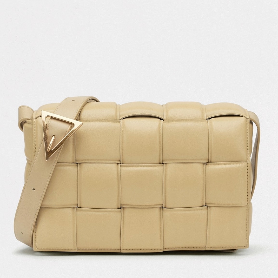 Top Quality Knockoff B0tt*ga Ven*ta Padded Cassette Bag In Porridge