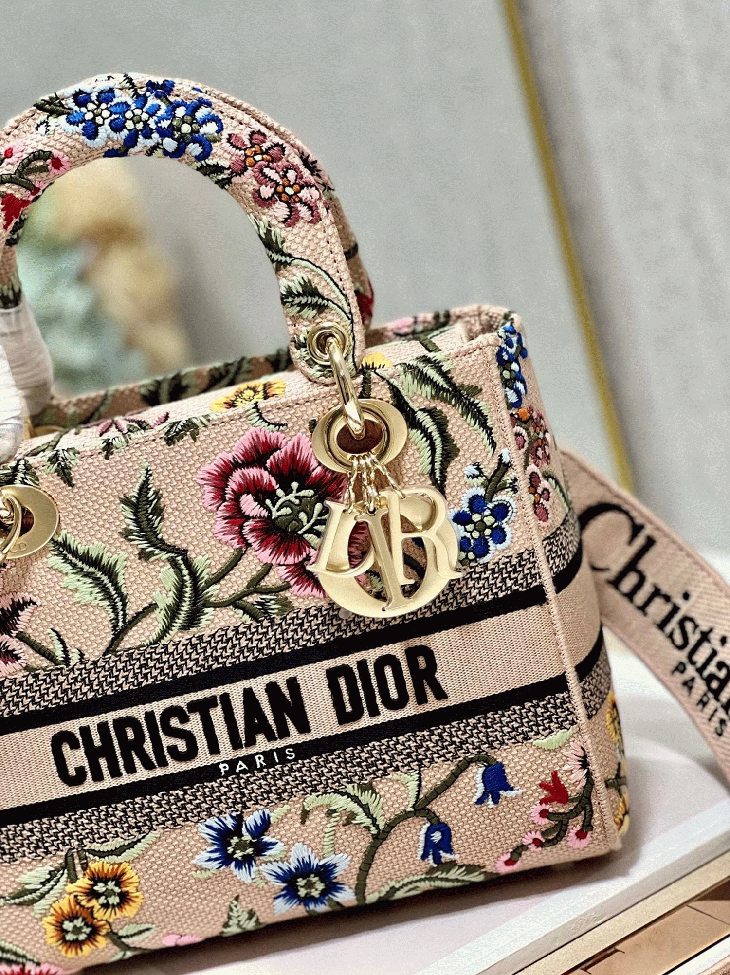 D10r Lady D-Lite Medium Bag Fake in Beige Raffia Embroidered with D10r Petites Fleurs