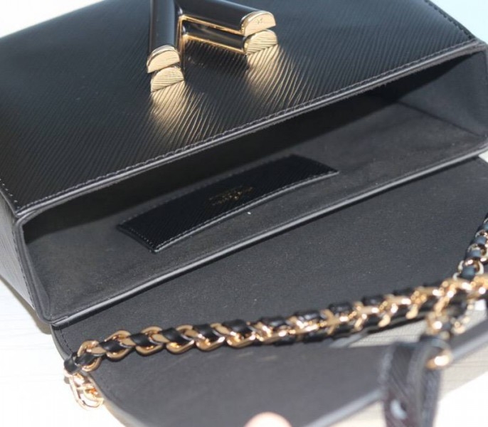 L0vis Vvtt0n Epi Leather Twist MM Bag In Black