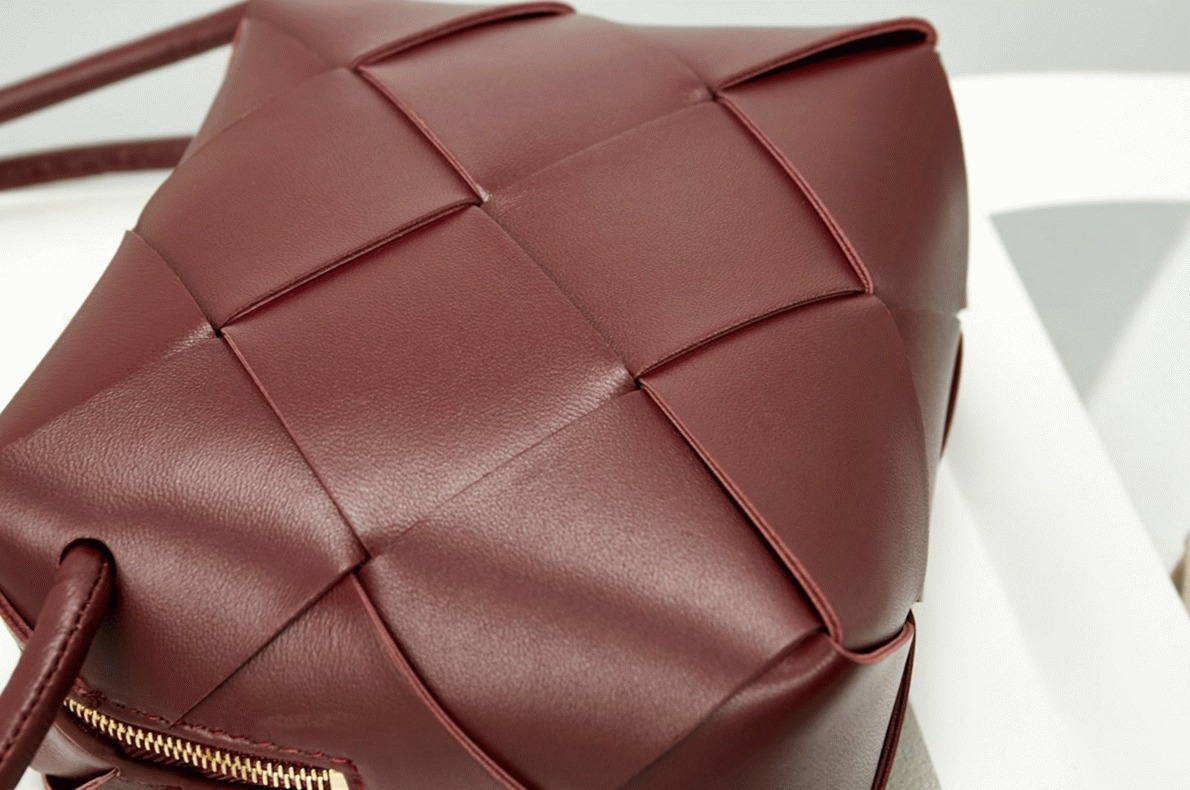 Fake B0tt*ga Ven*ta Mini Cassette Camera Bag Bordeaux