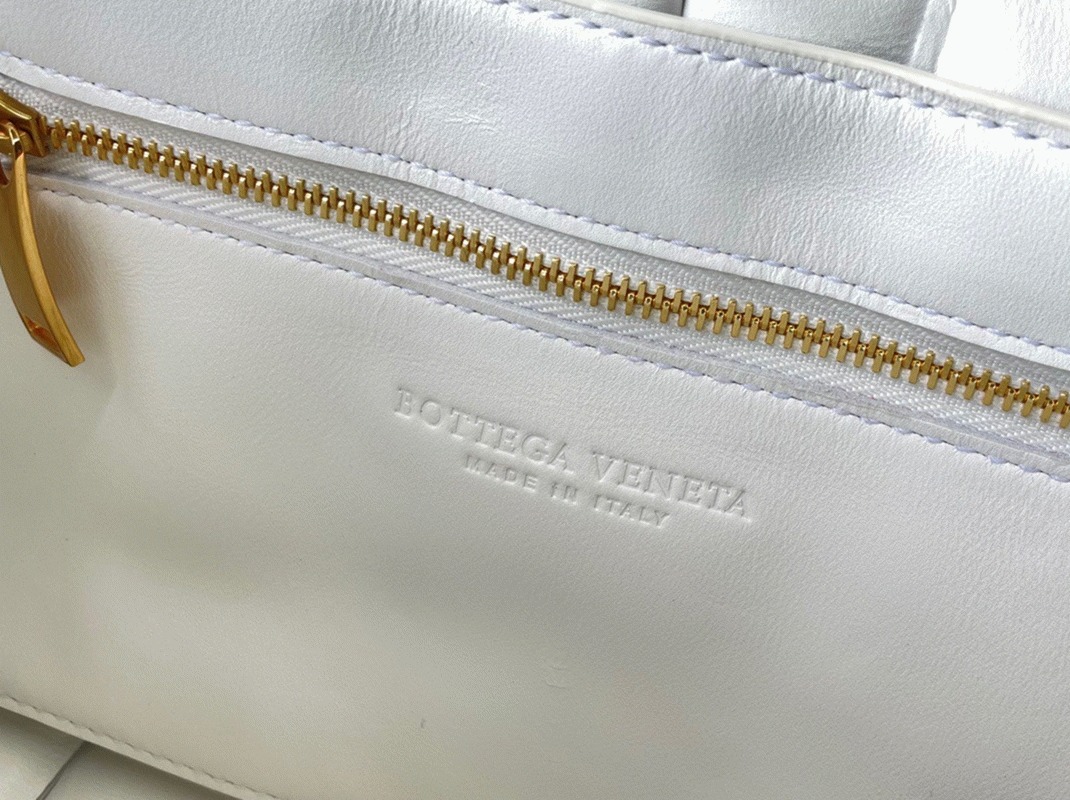 Top Quality Replica B0tt*ga Ven*ta Chain Cassette Bag In White
