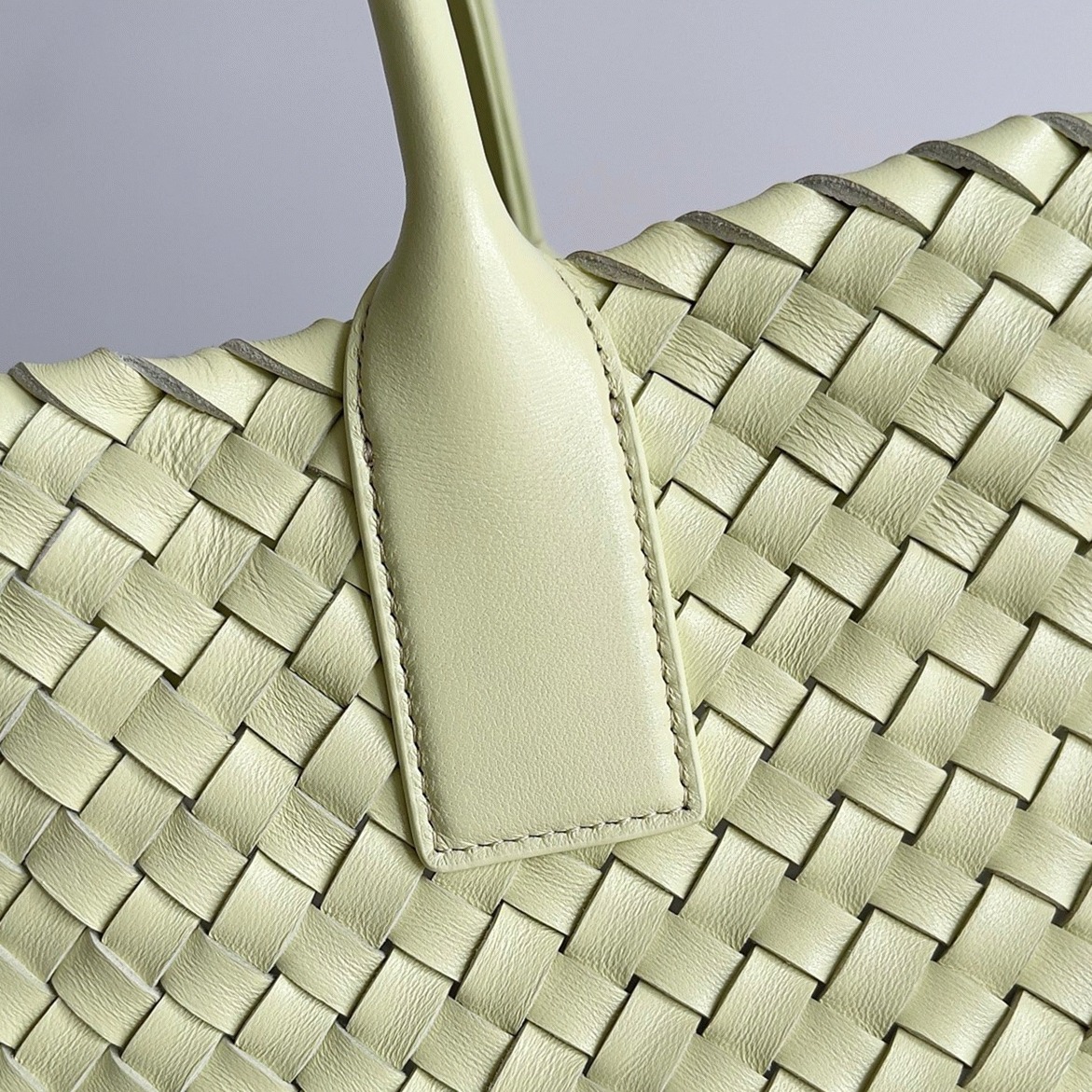 Top Quality Fake B0tt*ga Ven*ta Cabat Large Bag In Zest Washed Intrecciato Lambskin