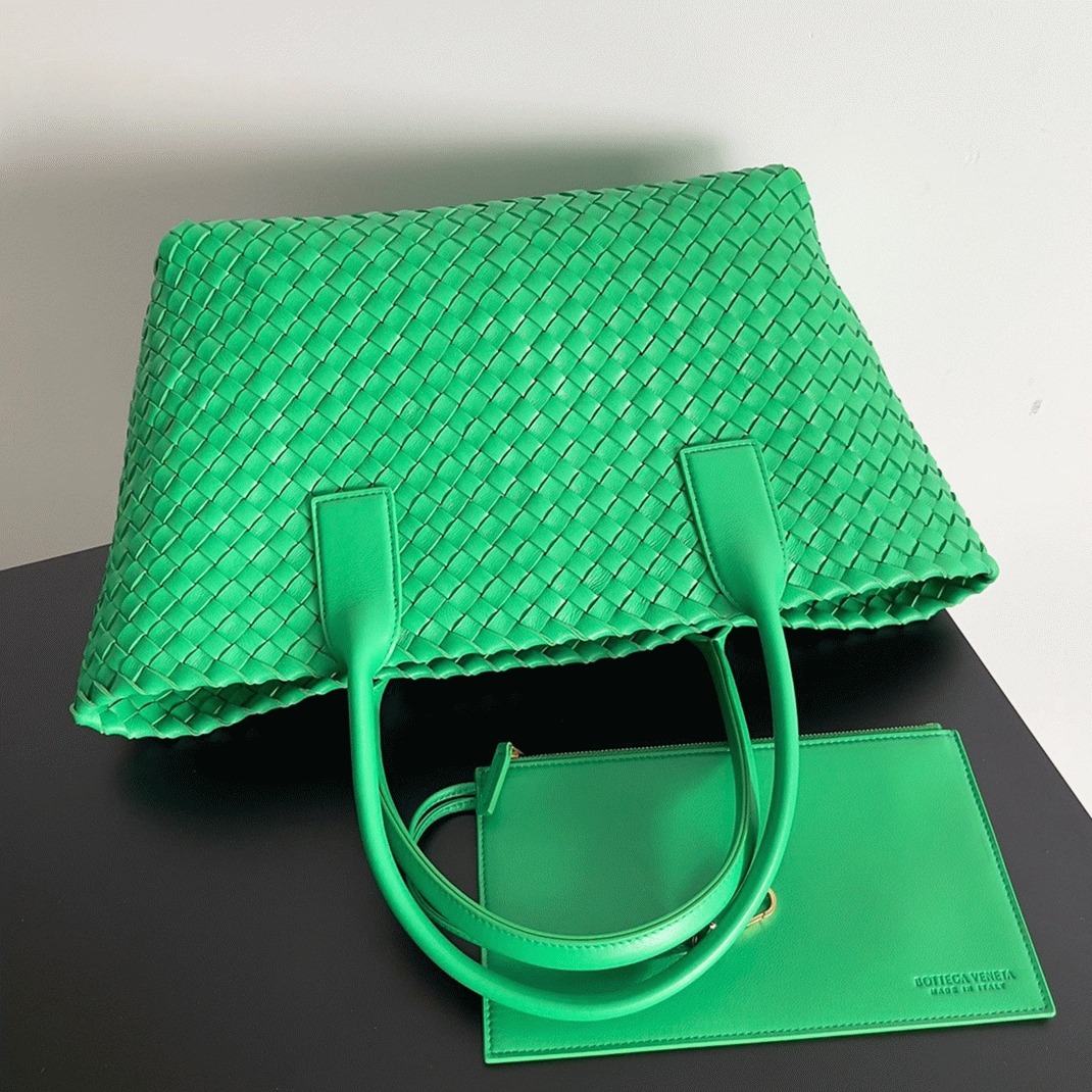 Top Quality Fake B0tt*ga Ven*ta Cabat Medium Bag In Green Intrecciato Lambskin