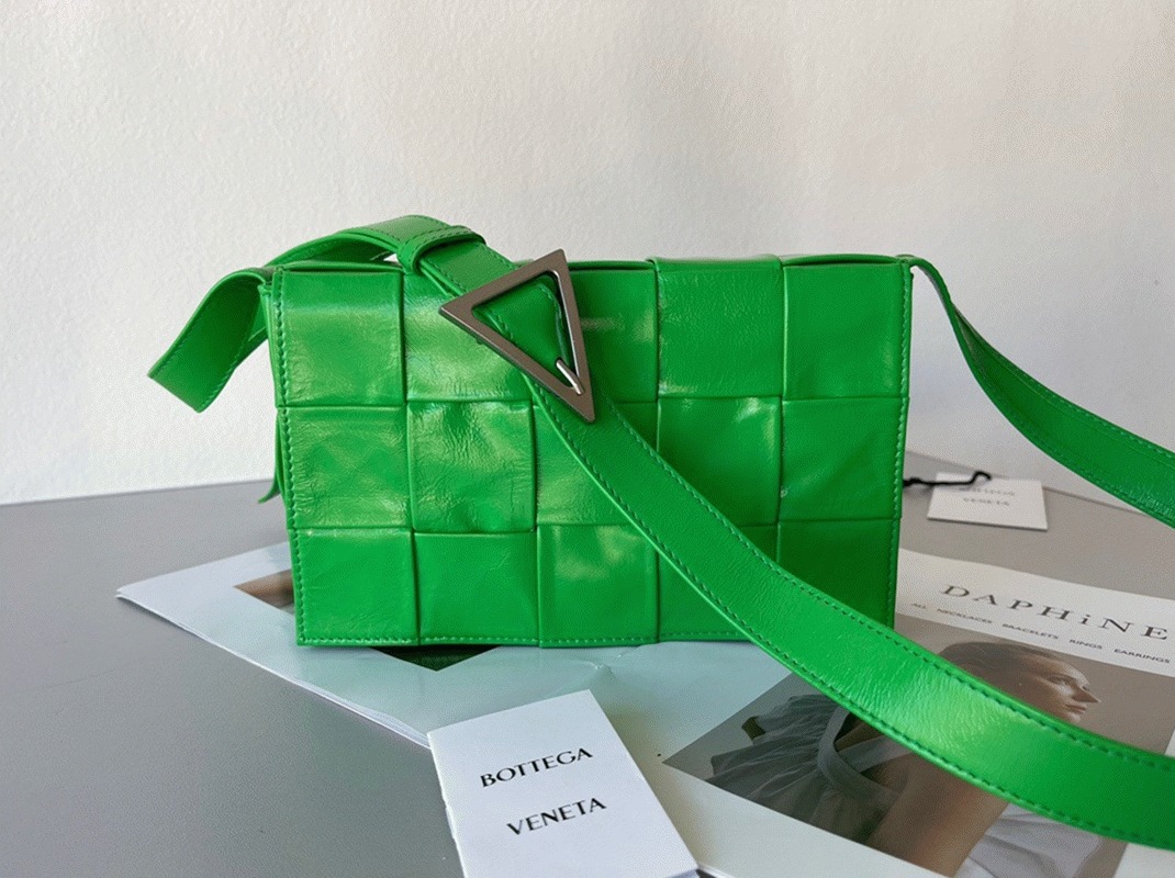 Top Quality Fake B0tt*ga Ven*ta Cassette Bag In Parakeet