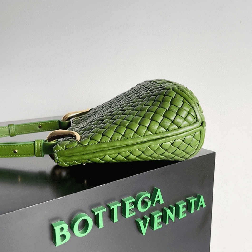 Fake B0tt*ga Ven*ta Clicker Small Bag Avocado
