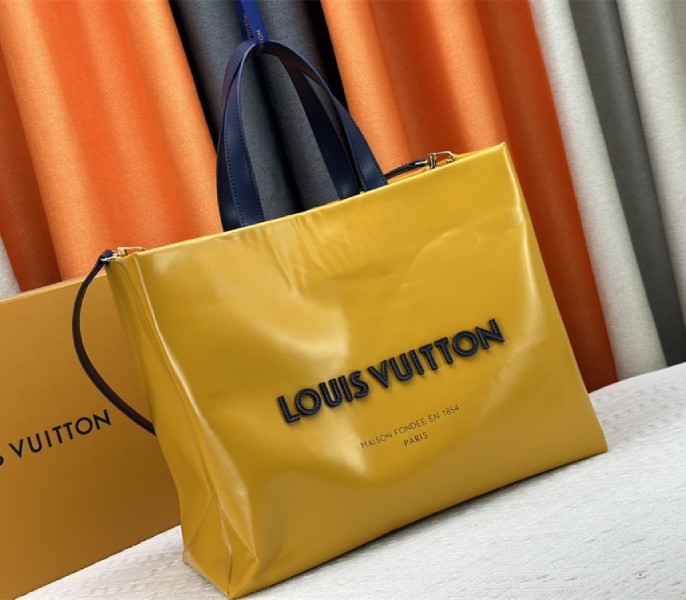 L0vis Vvtt0n Other Leathers Shopper MM Tote In Safran