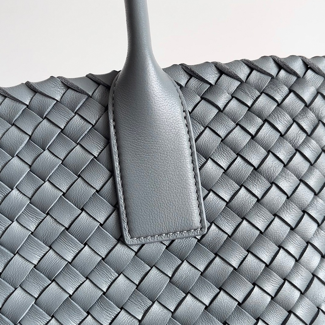 Top Quality Replica B0tt*ga Ven*ta Cabat Medium Bag In Thunder Intrecciato Lambskin