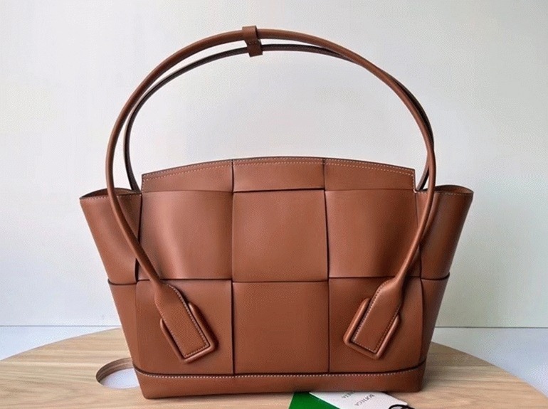 Top Quality Replica B0tt*ga Ven*ta Arco Mini Bag In Caramel Grained Leather
