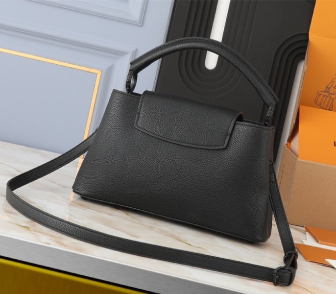 L0vis Vvtt0n Capucines East-West MM Handbag In All Black