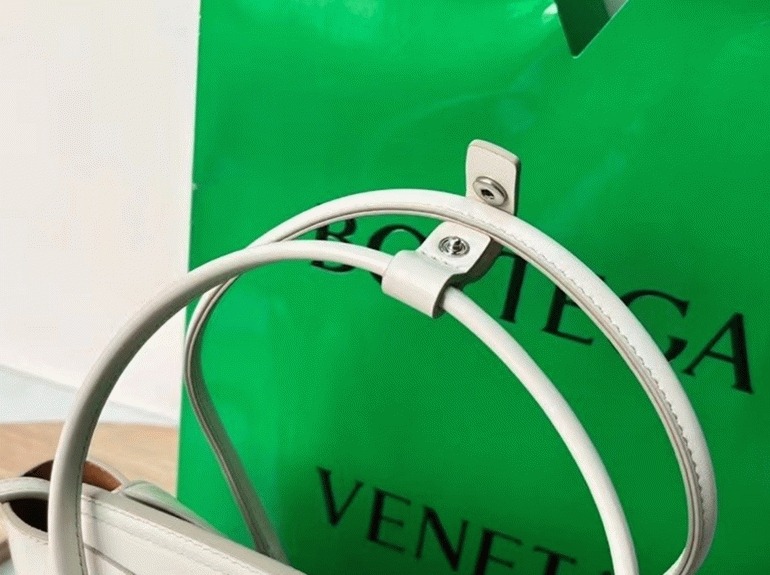 Top Quality Fake B0tt*ga Ven*ta Arco Mini Bag In White