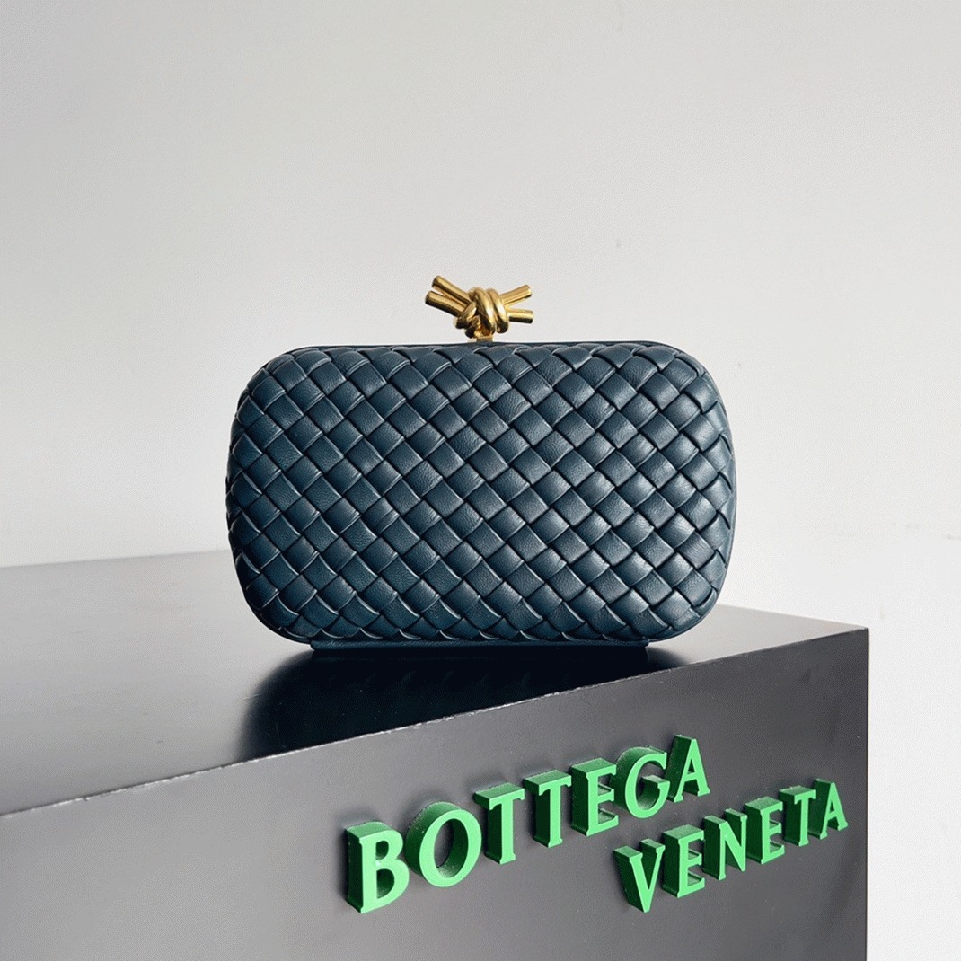 Space Color B0tt*ga Ven*ta Knot Clutch Fake Version