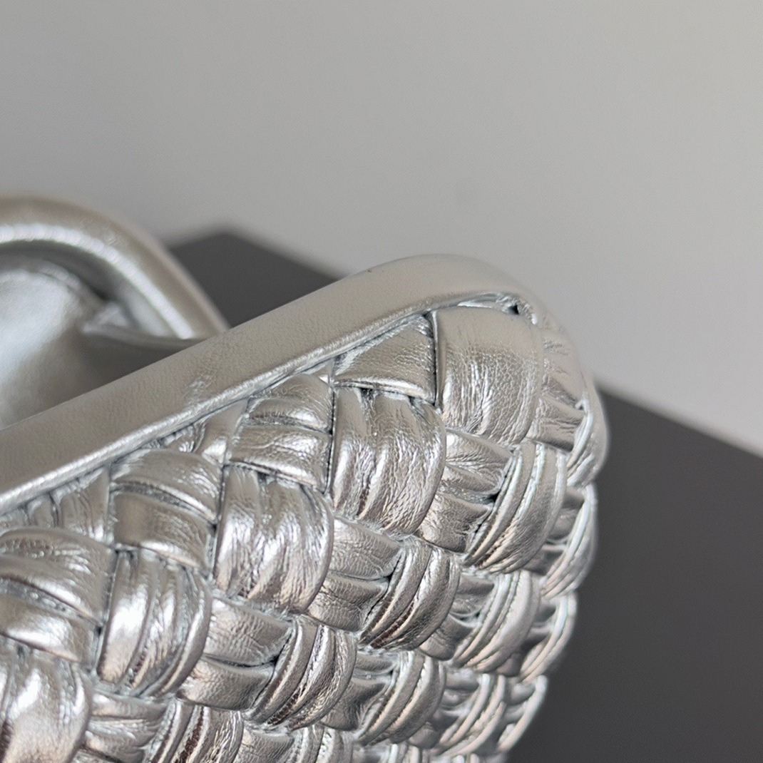 Fake B0tt*ga Ven*ta Knot Minaudiere Clutch Silver Intreccio