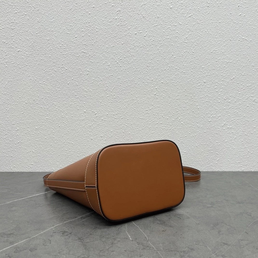 Top Quality Replica Ce1i*e Small Bucket Cuir Triomphe In Brown Calfskin