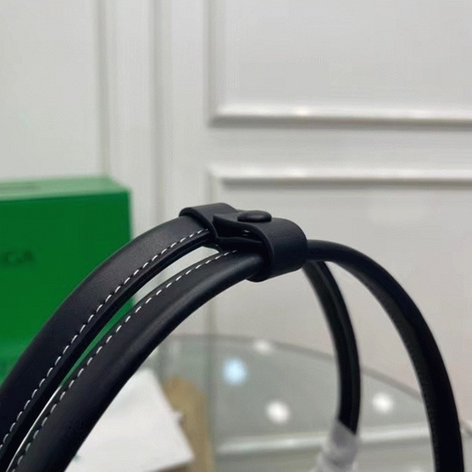 Top Quality Fake B0tt*ga Ven*ta Arco Small Bag In Black Intrecciato Calfskin