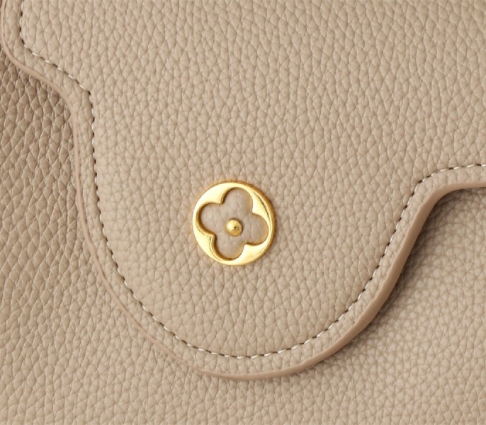 L0vis Vvtt0n Capucines BB Handbag In Galet Gray