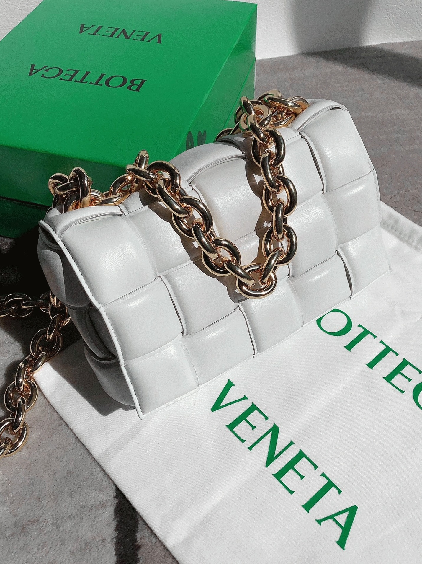 Top Quality Knockoff B0tt*ga Ven*ta Chain Cassette Bag In White