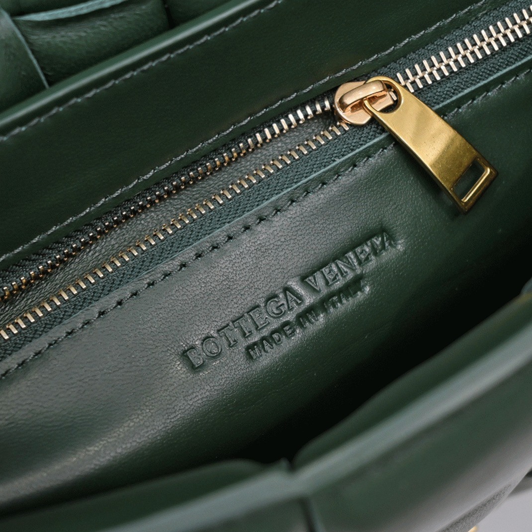 Top Quality Replica B0tt*ga Ven*ta Chain Cassette Bag In Raintree