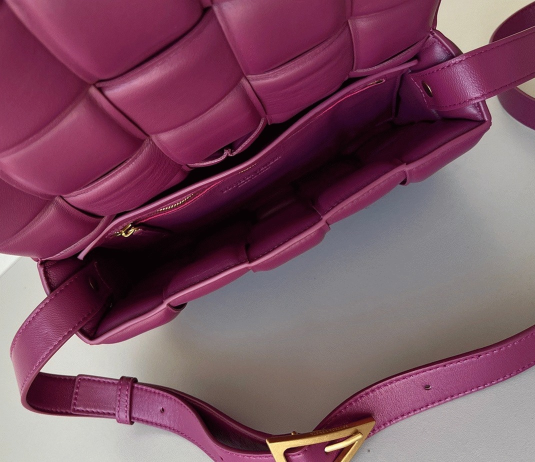 Top Quality Imitation B0tt*ga Ven*ta Padded Cassette Bag In Cinnabar