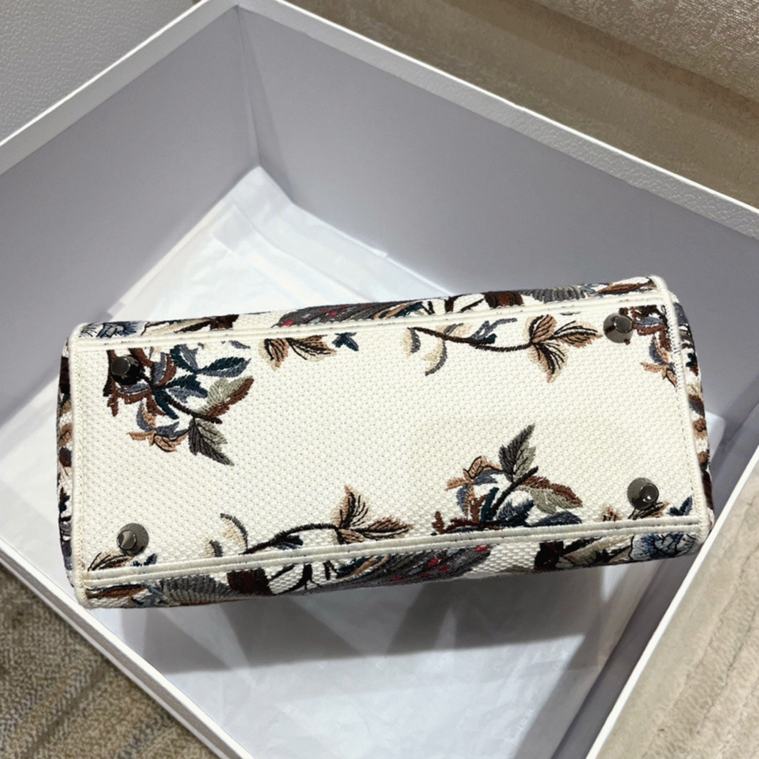 D10r Lady D-Lite Medium Bag Imitation in White Jardin d Hiver Embroidery