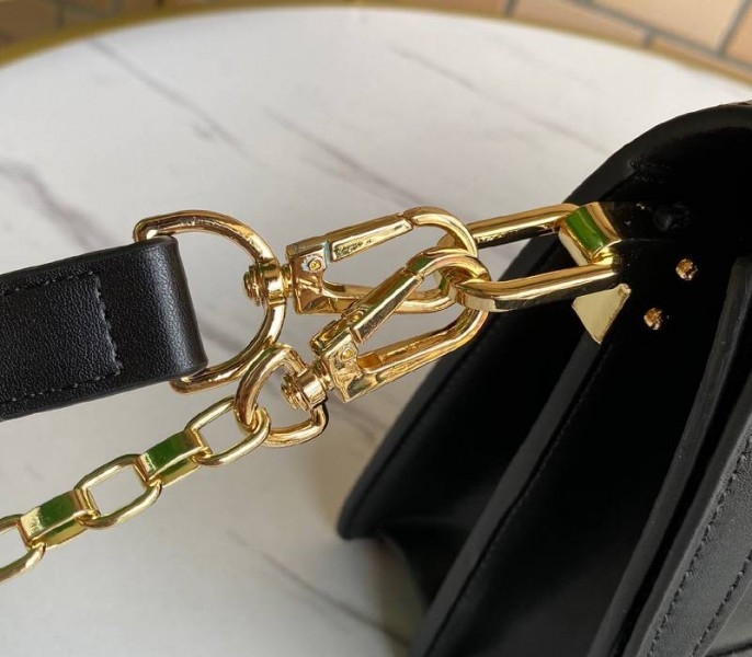 L0vis Vvtt0n Dauphine Lugano MM Bag In Black