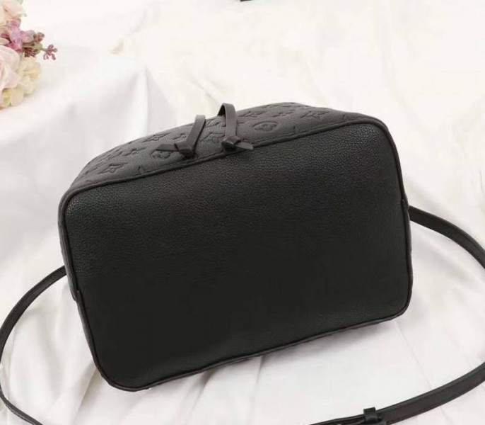 L0vis Vvtt0n Monogram Empreinte NeoNoe MM Bag In Black