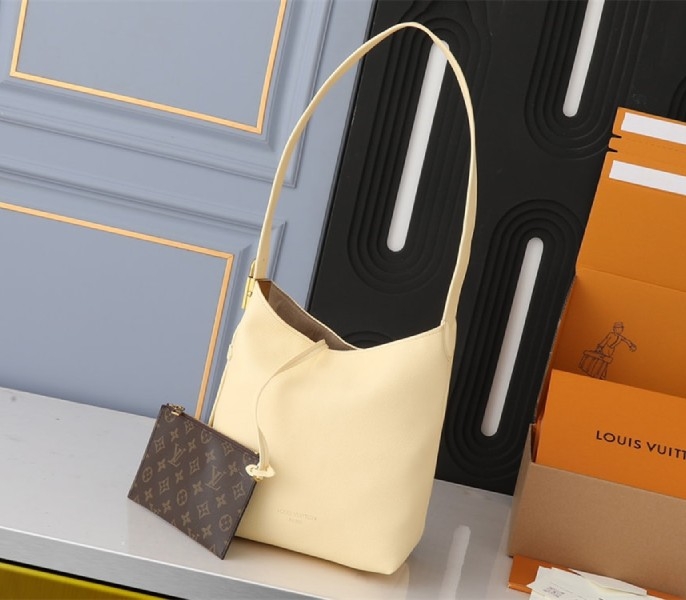 L0vis Vvtt0n Low Key MM Hobo In Urban Yellow