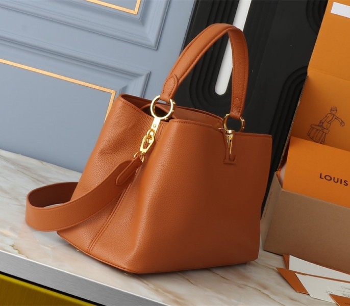 L0vis Vvtt0n Capucines GM Souple Handbag In Cognac Brown