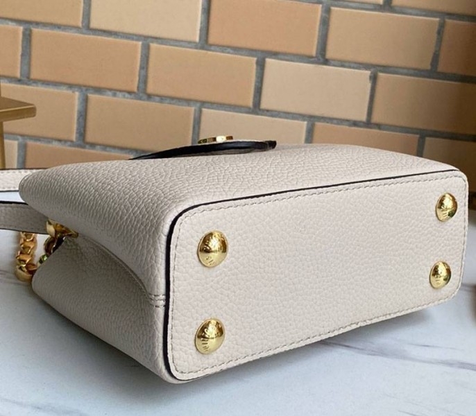 L0vis Vvtt0n Capucines Mini Chain Bag In Beige