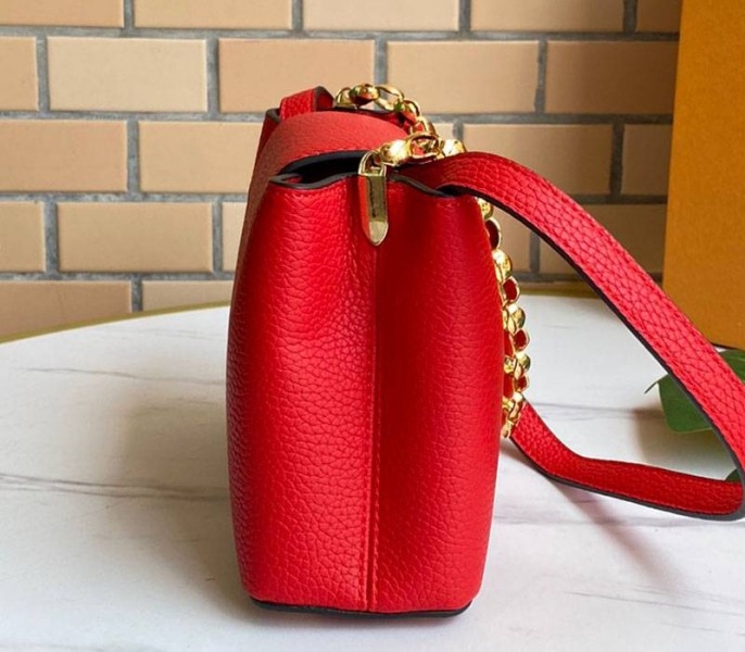 L0vis Vvtt0n Capucines Mini Chain Bag In Red