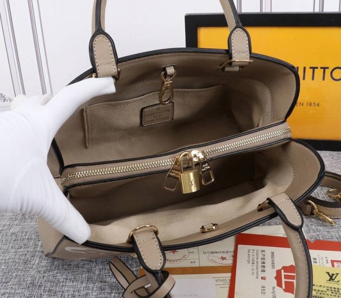 L0vis Vvtt0n Monogram Empreinte Montaigne MM In Tourterelle Gray