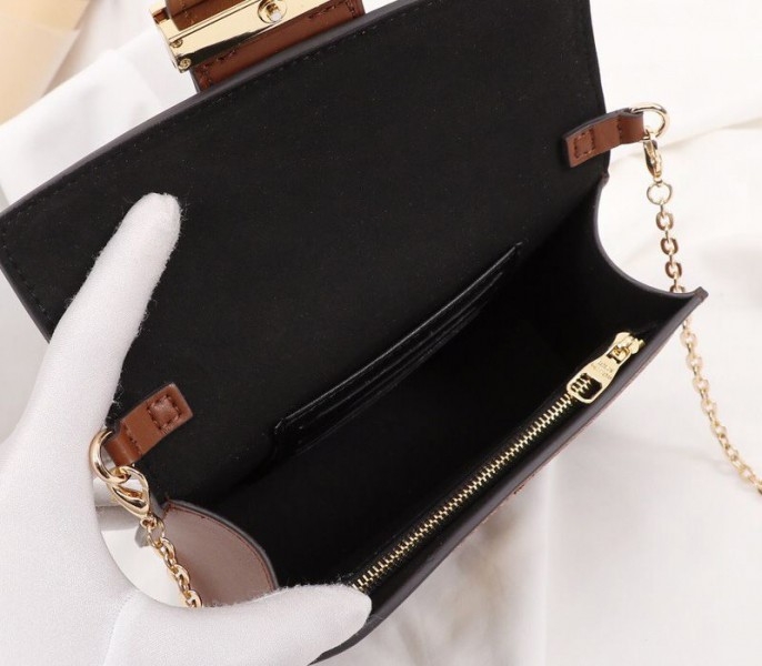 L0vis Vvtt0n Monogram Reverse Canvas Dauphine Chain Wallet