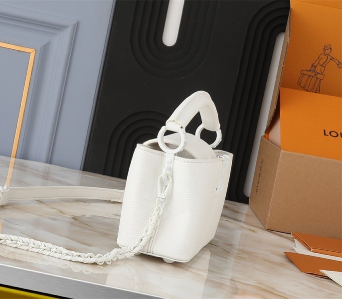 L0vis Vvtt0n Capucines East-West Mini Handbag In Optic White